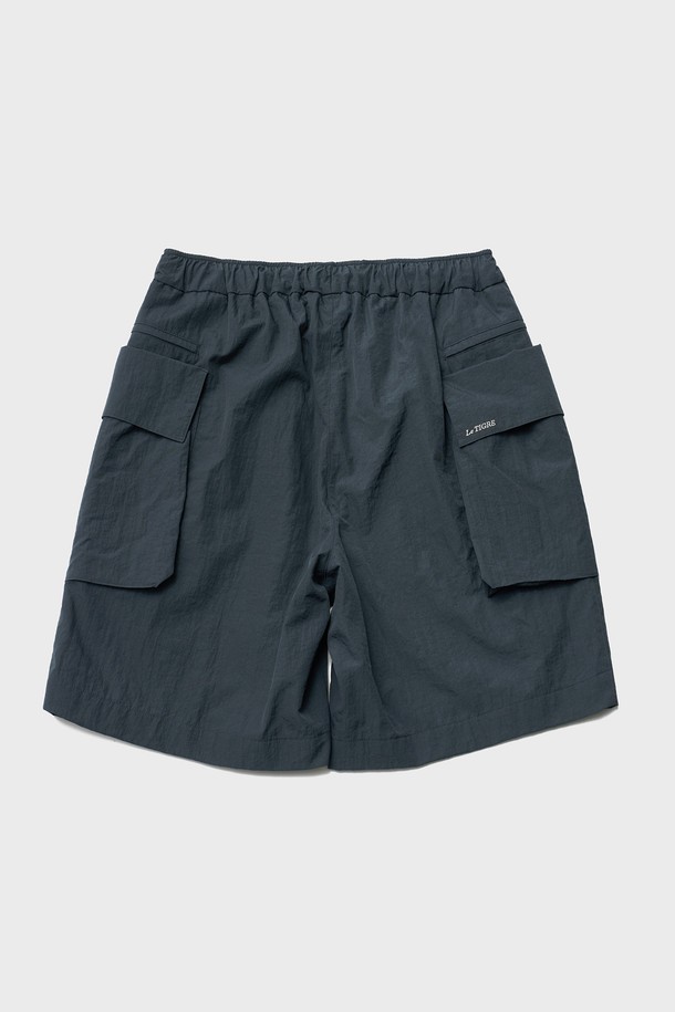 모던 카고 쇼츠 (라이트 네이비)는 남성 여름 패션을 위한 완벽한 선택입니다. 부드러운 나일론 소재의 와이드핏 반바지로, 캐주얼 및 스포티 스타일을 연출합니다. 허리 스트링과 아웃포켓, 로고 와펜 및 자수 디테일이 돋보이며, 밴딩 처리로 편안한 착용감을 제공합니다. 휴가룩, 여행룩 등 다양한 TPO에 미니멀한 스타일을 더해 개성 있는 코디를 완성해보세요. 일상 속에서도 스타일리시함을 놓치지 않도록 디자인되었습니다.
