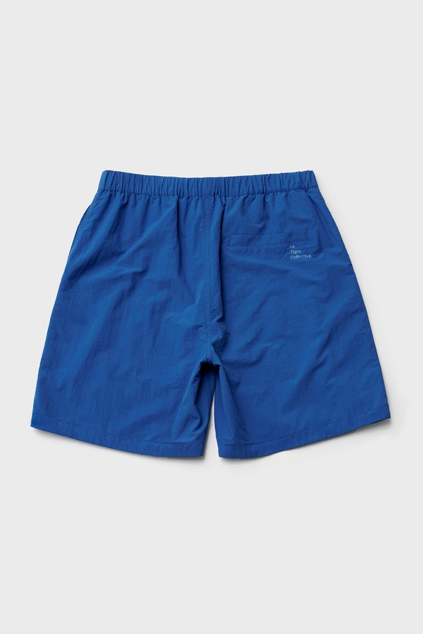 로얄블루 컬러의 Breeze easy 쇼츠는 시원한 여름을 위한 완벽한 선택입니다. 넉넉한 루즈핏에 얇고 바스락거리는 나일론 소재로 제작되어 편안한 착용감을 선사합니다. 밴딩 허리와 메쉬 안감 처리로 활동성을 높였으며, 납작 스트링 디테일, 호랑이 고무 와펜 장식, 후면 톤온톤 자수가 스포티하면서도 빈티지한 스타일을 더합니다. 스포츠 활동은 물론, 일상 캐주얼룩과 여행룩까지 폭넓게 활용할 수 있는 아이템입니다.
