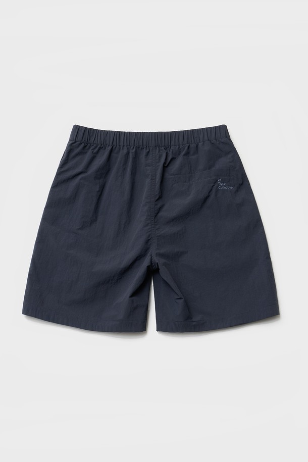 Breeze easy shorts (네이비)는 남성용 트랙 쇼츠입니다. 네이비 컬러의 숏 기장으로, 여름철 스포츠 활동과 일상복으로 활용하기 좋습니다. 얇고 바스락거리는 나일론 소재에 메쉬 안감을 더해 통기성을 높였으며, 여유로운 핏으로 편안하게 착용할 수 있습니다. 밴딩 허리, 납작 스트링, 호랑이 고무 와펜, 후면 톤온톤 자수 디테일이 돋보이며, 스포티, 캐주얼, 미니멀 스타일을 연출하기 좋습니다. 러닝룩, 휴가룩, 여름 바캉스룩에 매치하여 시원하고 스타일리시한 여름을 보내세요.
