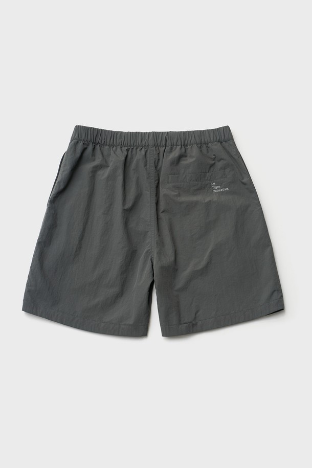 "Breeze easy shorts (카키 그레이)"는 여름철 일상 및 스포츠 활동에 적합한 남성용 트랙 쇼츠입니다. 얇고 바스락거리는 나일론 소재로 제작되어 통기성이 뛰어나고, 루즈핏으로 편안한 착용감을 제공합니다. 스포티, 캐주얼, 미니멀한 스타일을 연출하며, 휴가룩, 여행룩, 피트니스룩 등 다양한 TPO에 활용 가능합니다. 밴딩 처리와 납작 스트링으로 허리 조절이 용이하며, 호랑이 고무 와펜과 후면 톤온톤 직자수 디테일이 특징입니다. 숏 기장으로 시원하고 활동적인 느낌을 더했습니다.
