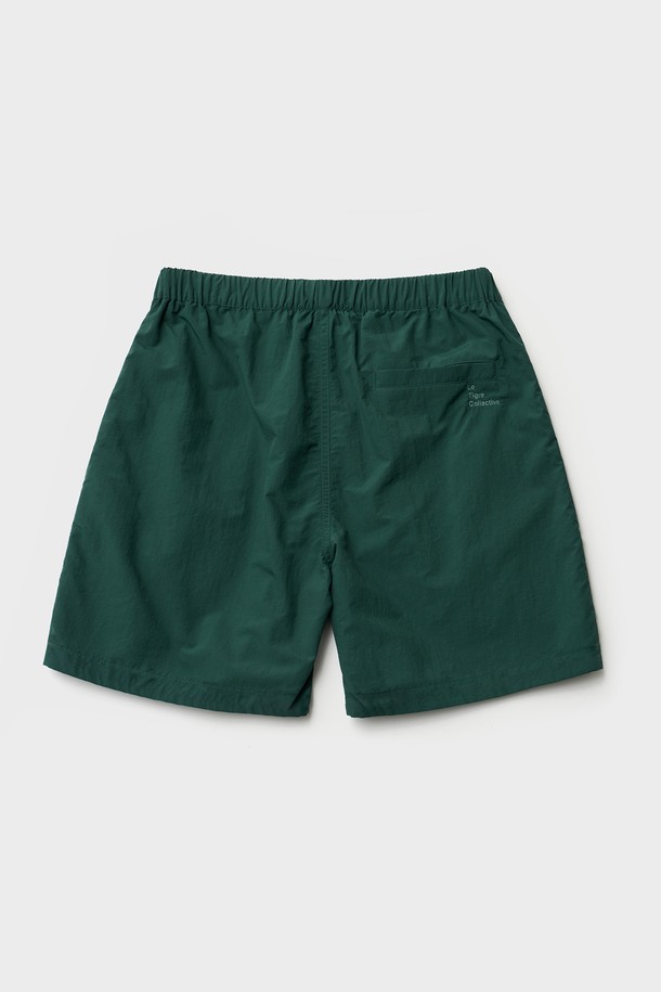 Breeze easy shorts (켈리 그린)은 편안함과 스타일을 모두 갖춘 트랙 쇼츠입니다. 톡톡튀는 켈리 그린 컬러와 숏 기장으로 시원하고 활동적인 여름 스타일을 연출합니다. 루즈핏으로 제작되어 활동성을 높였으며, 바스락거리는 촉감의 소재와 메쉬 안감으로 통기성을 강화했습니다. 허리 밴딩과 납작 스트링 디테일로 편안한 착용감을 제공하며, 호랑이 고무 와펜과 후면 톤온톤 직자수 로고가 빈티지하고 스포티한 무드를 더합니다. 휴가룩이나 캐주얼한 일상, 스포츠 활동 시 활용하기 좋습니다.
