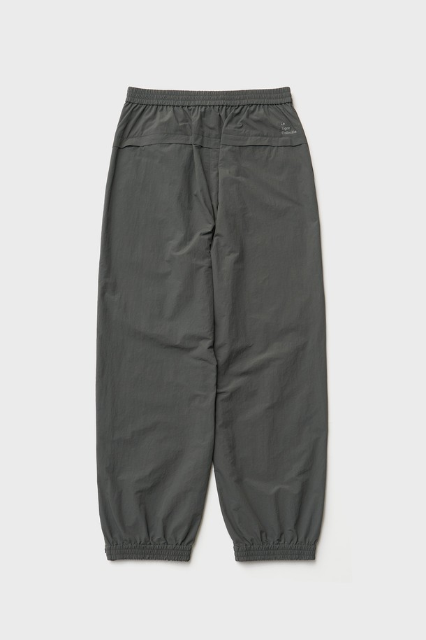 미니멀하고 스포티한 스타일의 Breeze 트레이닝 팬츠 (카키 그레이)입니다. 봄 시즌에 어울리는 릴랙스 핏 조거 스타일로, 일상과 스포츠 활동 모두에 적합합니다. 통기성이 뛰어난 메쉬 안감과 바스락거리는 나일론 소재로 제작되어 편안한 착용감을 제공합니다. 밑단 지퍼와 뒷포켓 지퍼, 레터링 투명 프린트, YKK 지퍼를 사용하여 디테일을 더했습니다. 동네 마실룩, 산책룩, 피트니스룩 등 다양한 TPO에 활용할 수 있습니다.
