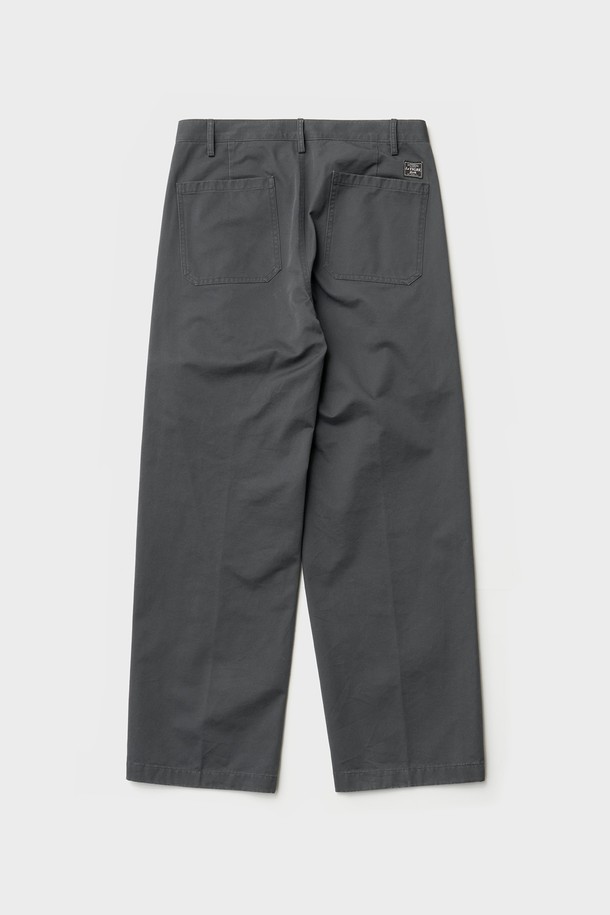 그래파이트 컬러의 클래식 치노 팬츠입니다. 데일리룩에 활용하기 좋은 베이직한 디자인으로, 봄, 여름 시즌에 적합합니다. 면 소재로 제작되어 탄탄한 촉감을 자랑하며, 세미 벌룬 핏으로 편안하면서도 스타일리시합니다. 투턱 디테일과 바이오워싱 가공으로 고급스러움을 더했으며, YKK 지퍼와 브랜드 로고 레터링, 포켓 자수 디테일로 완성도를 높였습니다. 카페룩, 쇼핑룩 등 다양한 TPO에 미니멀하고 캐주얼하게 연출해보세요.
