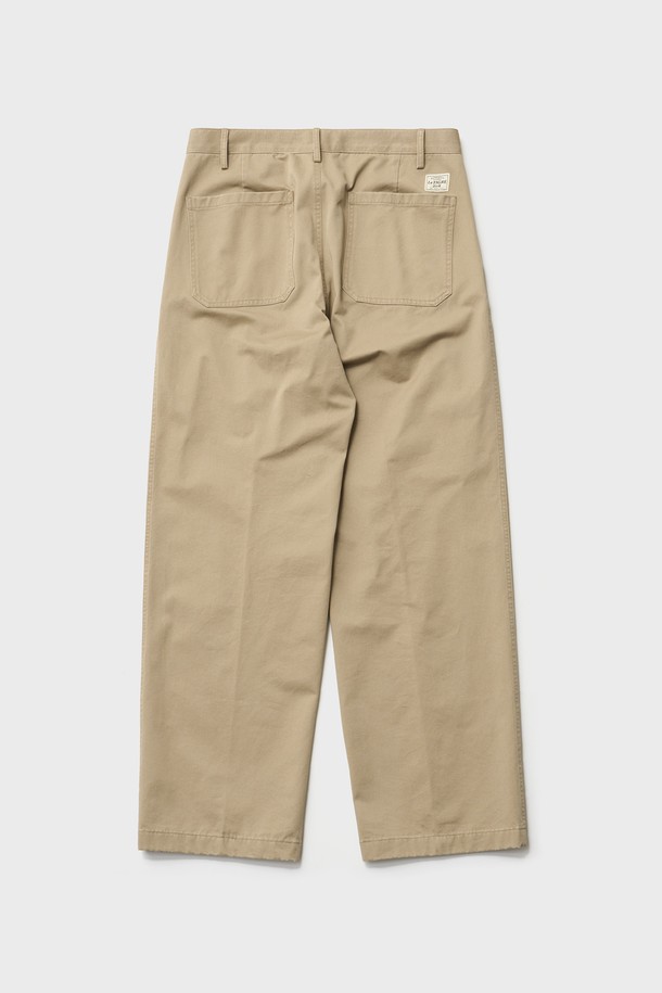 클래식 치노 팬츠 (라이트 카키)는 남성분들을 위한 베이직하고 세련된 디자인의 치노 팬츠입니다. 봄, 여름 시즌에 적합하며, 출근룩과 비즈니스 캐주얼 스타일에 잘 어울립니다. 넉넉한 루즈핏의 세미 벌룬 핏으로 편안함과 스타일리시함을 동시에 잡았습니다. 면 소재에 투 턱 디테일을 더해 클래식한 무드를 강조했으며, 바이오 워싱 처리로 부드러운 촉감을 선사합니다. YKK 지퍼, 브랜드 로고 각인 단추, 로고 레터링 프린트 등의 섬세한 디테일이 돋보이는 제품입니다.
