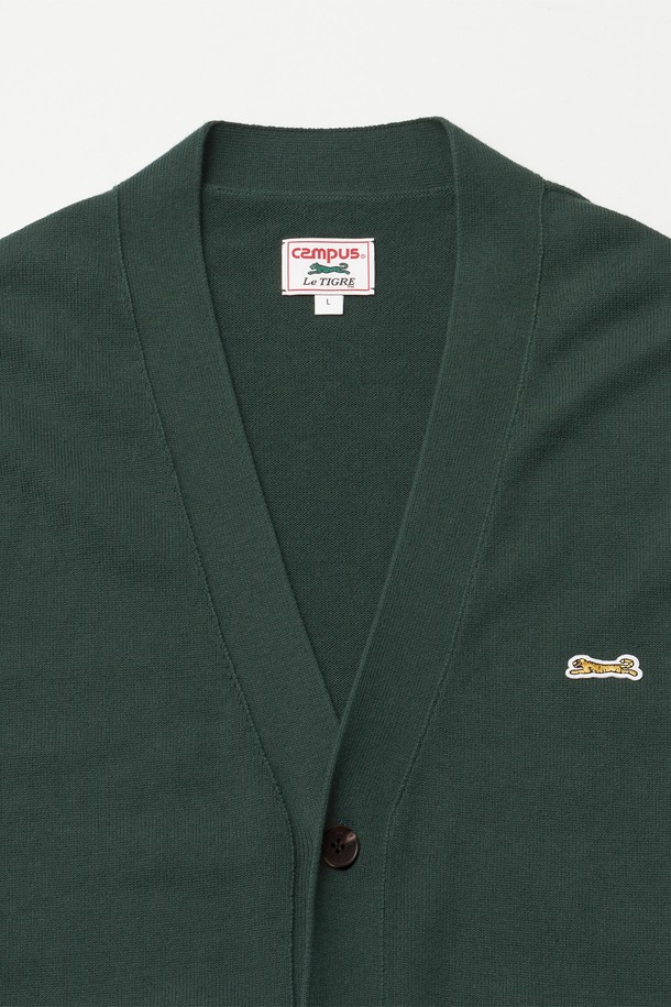 'Classic V-neck cardigan (Forest)'는 포레스트 그린 컬러의 남녀 공용 브이넥 가디건입니다. 면 100% 원사를 사용하여 부드러운 촉감을 느낄 수 있으며, 봄, 가을에 착용하기 좋습니다. 스탠다드핏으로 제작되었으며, 소매와 밑단 립조직 마감, 가슴 자수 와펜 디테일, 소맷단 포인트 라벨, 레터링 로고 각인 단추 등 섬세한 디테일이 돋보입니다. 클래식, 미니멀, 캐주얼 스타일을 즐기는 분들께 데이트룩, 카페룩, 가을 나들이룩으로 추천합니다.
