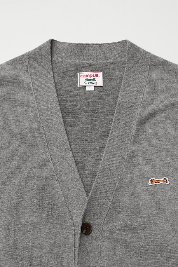 헤더 그레이 색상의 클래식 브이넥 가디건은 남성분들을 위한 베이직하고 클래식한 디자인입니다. 면 100%의 부드러운 촉감과 중간 두께감으로 봄, 가을에 활용하기 좋습니다. 12GG 조직으로 제작되었으며, 가슴 자수 와펜과 소맷단 포인트 라벨이 돋보입니다. 르티그레 레터링 로고 단추를 사용하여 디테일을 더했으며, 스탠다드핏으로 제작되어 데이트룩, 카페룩 등 다양한 스타일에 매치하기 좋습니다.
