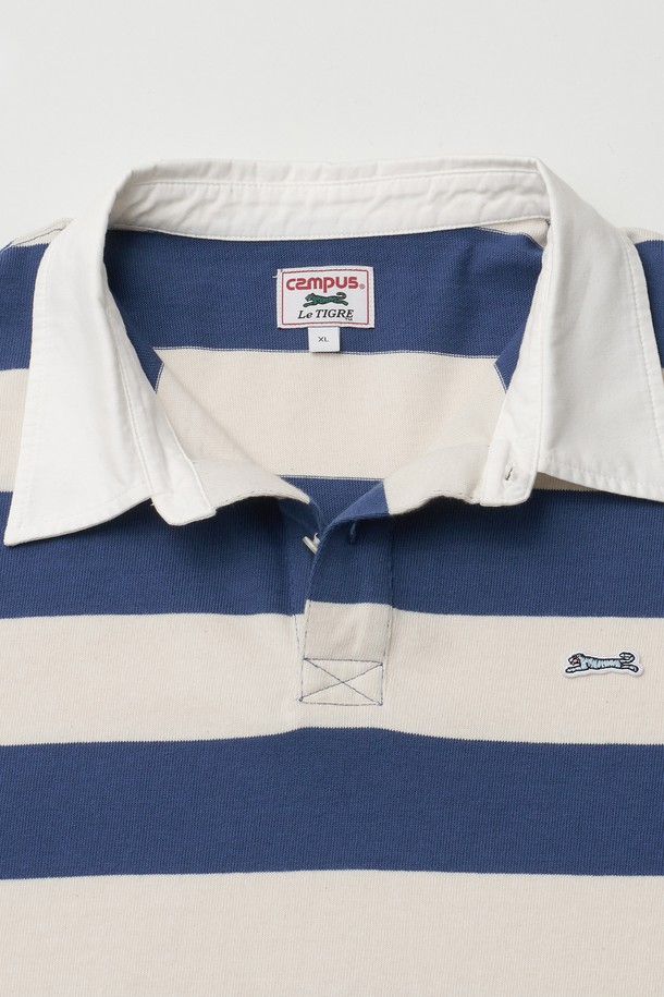 에크루-블루 컬러의 럭비 스트라이프 긴소매 티셔츠입니다. 부드러운 면 소재로 제작되었으며, 레귤러 핏과 적당한 두께감으로 편안하게 착용할 수 있습니다. 차이나칼라 디자인에 우븐 카라, 가슴 자수 와펜, 소맷단 직자수, 밑단 트임, 헤링본테잎 디테일, 르티그레 로고 단추 등 레트로 무드를 더하는 섬세한 디테일이 돋보입니다. 캐주얼, 클래식 스타일을 즐기는 남성분들께 데이트룩, 카페룩으로 추천합니다. 봄 시즌에 활용하기 좋은 아이템입니다.
