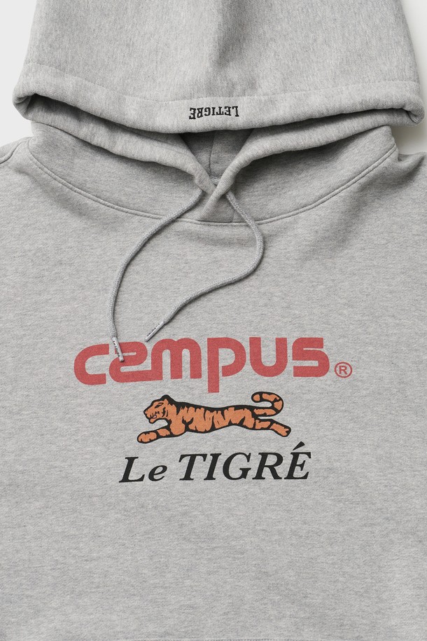캠퍼스 후디 풀오버 (헤더 그레이)는 부드러운 촉감의 CP쭈리 면 원단을 사용하여 제작된 후드티입니다. 텐타/워싱 덤블가공으로 변형을 최소화했으며, 안료 프린트와 로고 직자수 디테일이 특징입니다. 헤링본 테이프 마감과 갈라상봉 스티치로 꼼꼼하게 마감했습니다. 루즈핏으로 편안하게 착용 가능하며, 봄, 가을, 겨울에 동네 마실룩이나 데일리룩, 캐주얼, 스트리트, 미니멀 스타일로 연출하기 좋습니다.

