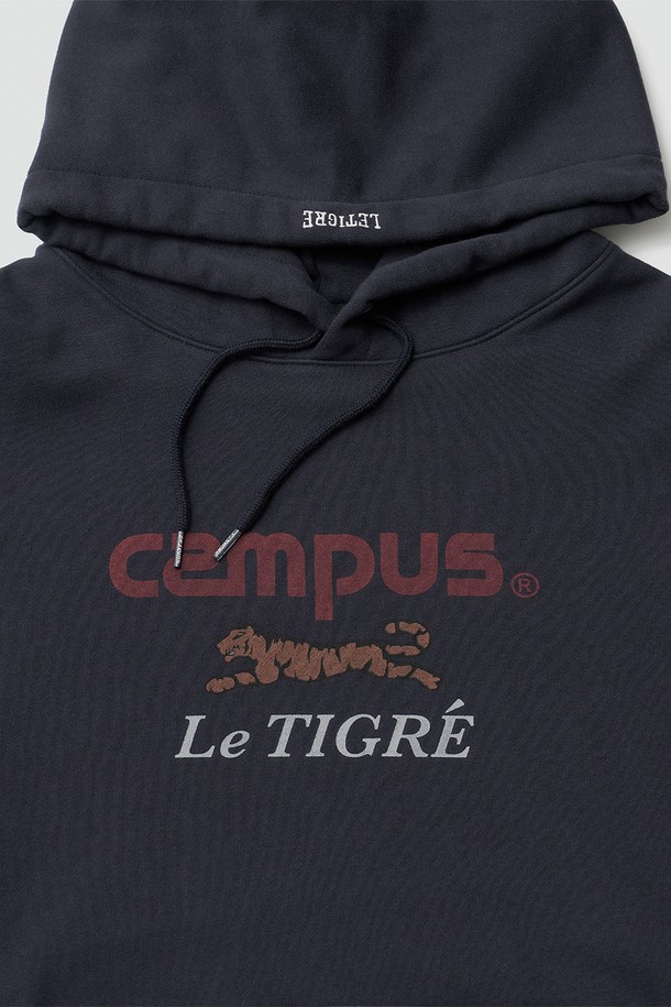 네이비 컬러의 Campus 후디 풀오버입니다. CP쭈리 소재를 사용하여 부드러운 촉감을 선사하며, 텐타/워싱 덤블 가공으로 변형을 최소화했습니다. 로고와 프린트 디자인이 돋보이며, 안료 프린팅과 로고 직자수로 포인트를 더했습니다. 헤링본 테이프 마감과 갈라상봉 스티치로 퀄리티를 높였으며, 루즈핏으로 편안한 착용감을 제공합니다. 봄, 가을, 겨울 일상, 집콕룩, 겨울 데일리룩, 산책룩, 캐주얼 및 스트리트 스타일을 연출하기 좋습니다.
