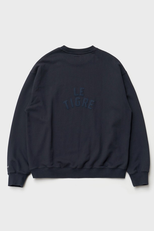 클래식 아플리케 스웨트셔츠(네이비)는 남성용으로, 캐주얼, 미니멀, 클래식 스타일을 추구하는 분들께 적합합니다. 부드러운 면 소재로 제작되어 편안한 착용감을 선사하며, 두꺼운 두께감으로 겨울철 데일리룩에 따뜻함을 더합니다. 루즈핏 라운드넥 디자인과 긴 소매 기장으로 편안함을 강조했으며, 아플리케 디테일과 자수 와펜, 헤링본 테이프 마감, 갈라상봉 스티치가 특징입니다. 네이비 컬러에 로고와 레터링 패턴이 돋보이는 베이직한 스웨트셔츠입니다.
