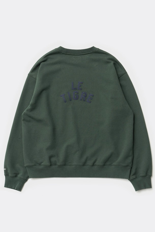 클래식 아플리케 스웨트셔츠 (포레스트 그린)는 포근하고 부드러운 면 소재로 제작되어 봄, 가을, 겨울 시즌에 활용하기 좋습니다. 넉넉한 루즈핏에 라운드넥 디자인으로 편안한 착용감을 선사하며, 두꺼운 두께감으로 따뜻함을 더했습니다. 가슴 자수 와펜, 소매 직자수, 후면 레터링 아플리케 디테일이 돋보이며, 헤링본 테이프 마감으로 고급스러움을 더했습니다. 데일리룩, 집콕 패션 등 캐주얼하고 미니멀한 스타일을 연출하기 좋은 아이템입니다.
