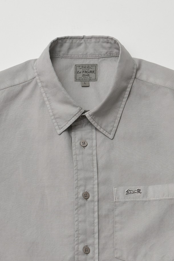 옥스포드 오버다잉 셔츠 (더스티 그레이)는 남성용 셔츠로, 빈티지하면서도 베이직한 스타일을 연출합니다. 차이나칼라에 레귤러 기장으로 제작되었으며, 사계절 내내 활용 가능한 중간 두께감의 면 소재입니다. 가먼트 다잉 처리로 은은한 컬러감을 살렸으며, 가슴 포켓과 브랜드 로고 자수, 로고 각인 버튼이 디자인의 포인트입니다. 출근룩이나 비즈니스 캐주얼, 클래식, 미니멀, 캐주얼 스타일 모두 소화 가능하여 활용도가 높습니다. 긴 소매의 베이직핏 셔츠로, 데일리하게 착용하기 좋습니다.
