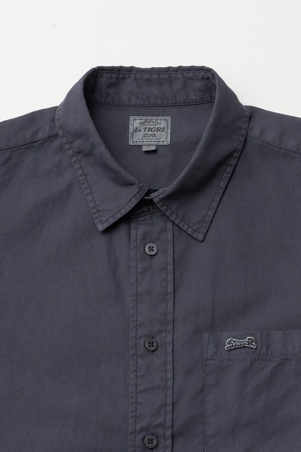 옥스포드 오버다잉 셔츠 (인디고)는 남성용 셔츠로, 베이직하고 빈티지한 스타일을 연출합니다. 40수 옥스포드 면 원단에 가먼트 다잉 처리를 하여 자연스러운 색감과 부드러운 촉감을 제공합니다. 차이나 칼라, 베이직 핏, 긴 소매 기장으로 제작되었으며, 비즈니스 캐주얼 및 출근룩에 잘 어울립니다. 가슴 포켓의 로고 자수와 로고 각인 단추가 디자인의 완성도를 높입니다. 클래식, 미니멀, 캐주얼 스타일에 모두 활용 가능한 사계절용 셔츠입니다.
