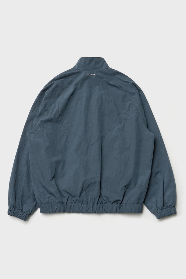 Flow (플로우) 윈드브레이커 재킷 (Pale Navy)은 남성용 아우터로, 일상 및 스포츠 활동에 적합합니다. 봄/가을 시즌에 어울리는 얇은 두께의 나일론 소재로 제작되었으며, 부드러운 촉감이 특징입니다. 스포티, 캐주얼, 미니멀 스타일을 연출하며, 오버핏으로 편안한 착용감을 제공합니다. 메쉬 안감, YKK 투웨이 지퍼, 호랑이 고무 와펜 디테일이 돋보이며, 통풍 기능을 갖춰 활동성을 높였습니다. 산책룩, 여행룩 등 다양한 TPO에 활용 가능한 네이비 컬러의 로고 패턴 윈드브레이커입니다.
