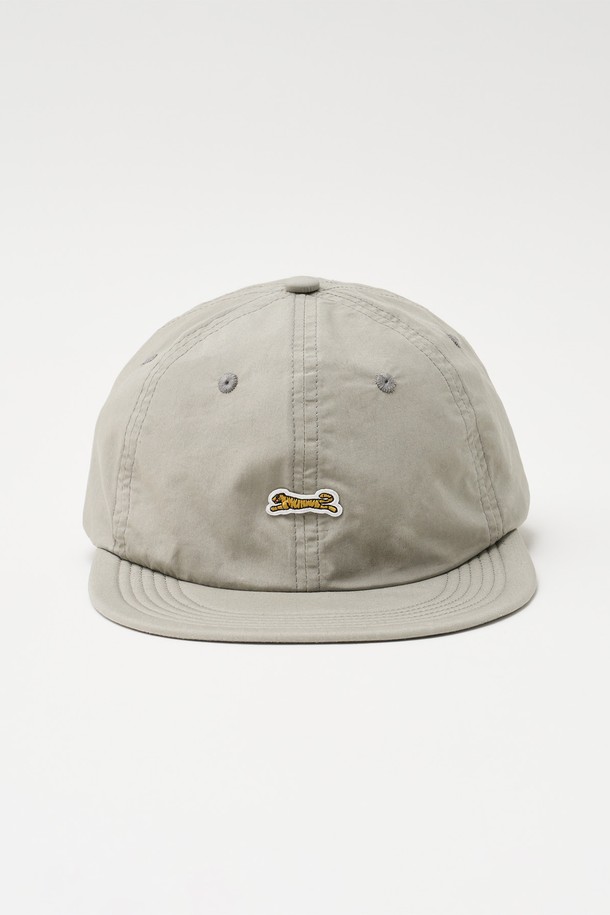 서브라임 볼캡 (라이트 그레이)은 캐주얼, 미니멀, 스트리트 스타일을 즐기는 분들을 위한 볼캡입니다. 면 소재로 제작되어 부드러운 촉감을 선사하며, 봄, 여름, 가을 시즌에 착용하기 좋습니다. 모자 깊이 10cm, 챙 넓이 7cm로 편안한 착용감을 제공하며, 전면부 호랑이 자수와 후면부 레터링 자수 디테일이 특징입니다. 백 스트랩끈으로 사이즈 조절이 가능하여, 동네 마실룩이나 산책룩에 포인트를 더할 수 있습니다.
