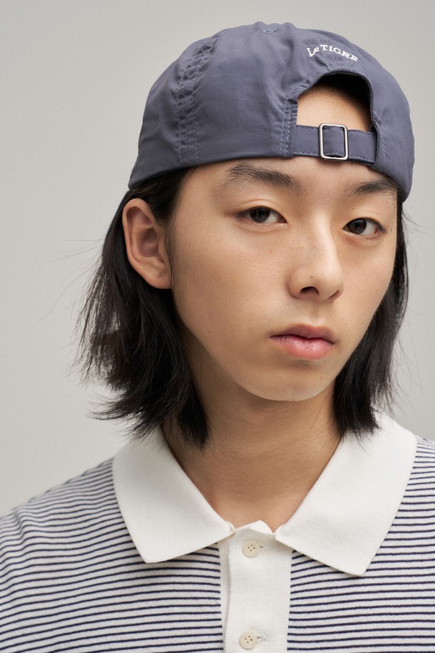 "Sublime(서브라임)" 볼캡 (차콜)입니다. 가볍고 시원한 착용감을 선사하는 나일론 소재로 제작되었으며, 봄, 여름, 가을, 삼계절 모두 활용 가능합니다. 르티그레 호랑이 자수 와펜과 레터링 직자수 디테일이 돋보이며, 백 스트랩으로 사이즈 조절이 용이합니다. 모자 깊이 10cm, 챙 길이 7cm로 제작되었으며, 캐주얼, 미니멀, 스트리트 스타일을 즐겨 입는 분들께 동네 마실룩, 산책룩으로 추천합니다.
