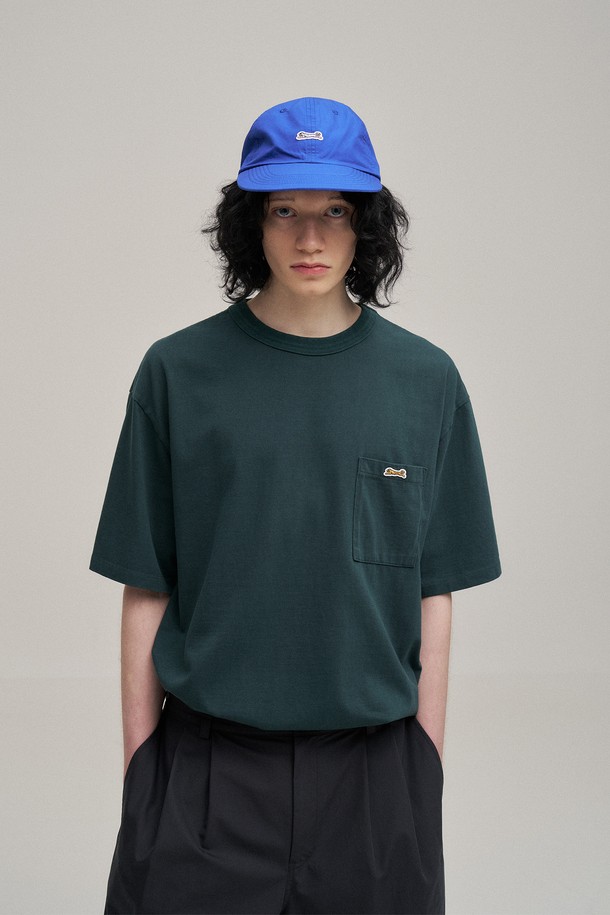 로얄 블루 컬러의 "서브라임" 볼캡입니다. 봄, 여름, 가을 계절에 착용하기 좋으며, 일상생활에서 캐주얼하게 연출하기 좋습니다. 호랑이 자수 와펜과 레터링 직자수가 포인트로, 챙 길이 7cm, 모자 깊이 10cm로 디자인되었습니다. 백 스트랩 끈으로 사이즈 조절이 가능하여 편안하게 착용할 수 있습니다. 동네 마실룩, 산책룩, 여행룩 등 다양한 TPO에 맞춰 캐주얼, 미니멀, 스트리트 스타일을 완성해보세요.
