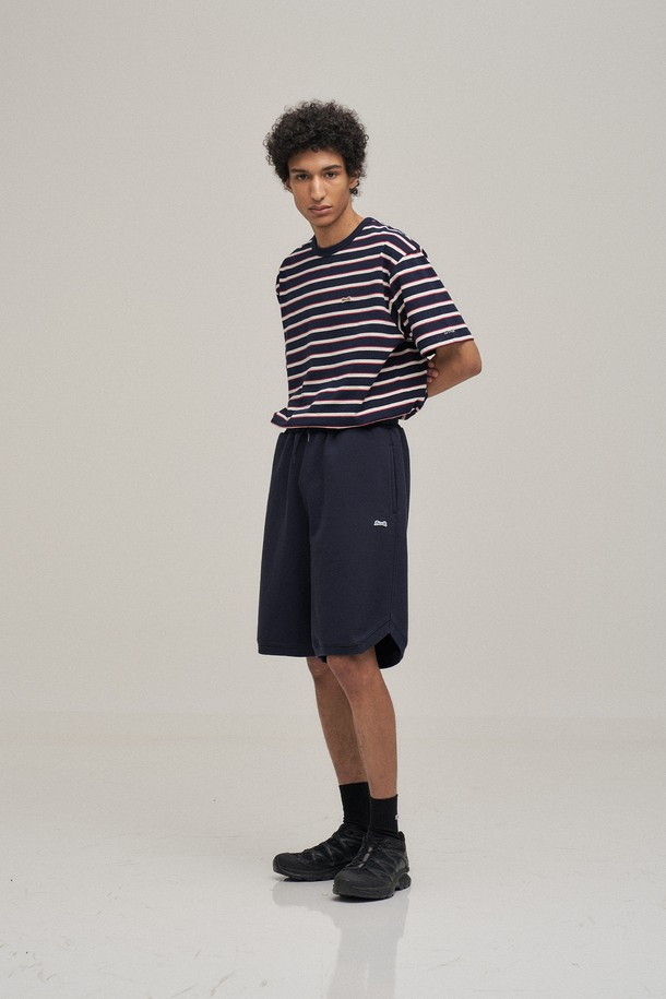 네이비 컬러의 클래식 스웻 쇼츠입니다. 부드러운 면 소재로 제작되어 편안한 착용감을 선사하며, 봄, 여름 시즌에 활용하기 좋습니다. 루즈핏과 오버핏으로 디자인되어 캐주얼하고 스포티한 스타일을 연출하며, 워싱 처리로 자연스러운 느낌을 더했습니다. 활동성을 높이는 사이드 슬릿 디테일이 돋보이며, 밴딩 처리된 허리 부분은 편안한 착용감을 제공합니다. 동네 마실룩, 여행룩, 집콕룩 등 다양한 TPO에 맞춰 미니멀하고 세련된 스타일을 완성해보세요.
