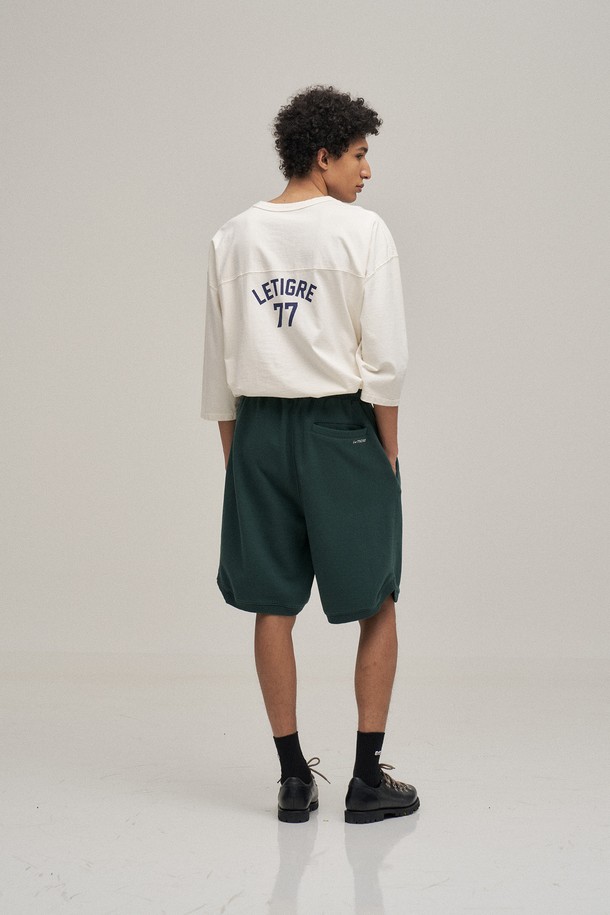 포레스트 그린 컬러의 클래식 스웻 쇼츠입니다. 면 소재로 제작되어 부드러운 촉감을 선사하며, 오버핏으로 편안한 착용감을 제공합니다. 일상, 집콕, 산책 등 다양한 TPO에 활용하기 좋으며, 캐주얼, 스포티, 미니멀 스타일을 연출할 수 있습니다. 워싱 처리와 사이드 슬릿 디테일이 돋보이며, 셋업으로도 활용 가능하여 활용도가 높습니다. 봄, 가을 시즌에 적합한 아이템입니다.
