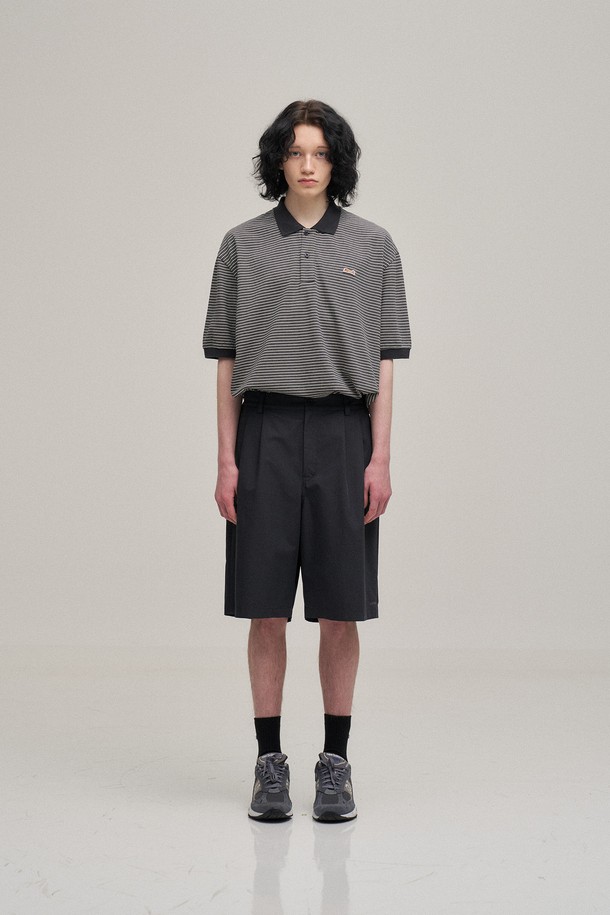 "Two Tuck Banded Shorts (Almost Black)"는 편안함과 스타일을 동시에 잡은 남성용 반바지입니다. 부드러운 촉감의 소재로 제작되어 여름철에도 시원하게 착용 가능하며, 루즈핏 와이드 실루엣으로 트렌디한 핏을 연출합니다. 투턱 디자인과 허리 밴딩 디테일로 편안한 착용감을 제공하며, YKK 지퍼를 사용하여 내구성을 높였습니다. 워싱 처리된 무지 블랙 컬러로 캐주얼, 미니멀, 클래식 등 다양한 스타일을 소화할 수 있으며, 동네 마실룩, 휴가룩, 바캉스룩에 제격입니다.
