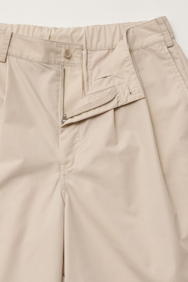 아몬드밀크 컬러의 투 턱 밴딩 쇼츠는 편안함과 스타일을 동시에 잡은 남성용 반바지입니다. 넉넉한 루즈핏 와이드 실루엣에 사각거리는 촉감의 소재로 시원하게 착용할 수 있습니다. YKK 지퍼와 워싱 처리, 투 턱 디자인으로 완성도를 높였으며, 일상, 휴가, 바캉스 등 다양한 TPO에 활용하기 좋습니다. 캐주얼, 미니멀, 클래식 스타일을 즐겨 입는 분들께 추천하는 여름철 필수 아이템입니다.
