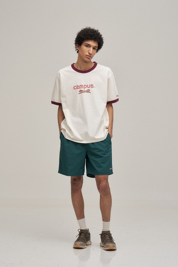 캠퍼스 오버다잉 링거 티셔츠 (에그쉘)는 남성용 티셔츠로, 빈티지하면서도 캐주얼한 스타일을 연출합니다. 16수 코튼 100% 소재에 가먼트 다잉 기법을 적용하여 자연스러운 색감과 부드러운 착용감을 선사합니다. 링거 티셔츠 디자인으로 포인트를 더했으며, 봄, 여름 시즌에 동네 마실룩이나 여행룩으로 활용하기 좋습니다. 스탠다드핏에 라운드넥, 반소매 기장으로 제작되었으며, 구김이 적고 세탁 후에도 복원력이 뛰어납니다. 에그쉘과 버건디 두 가지 색상으로 만나보세요.
