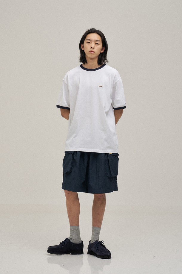 오프 화이트 색상의 클래식 링거 티셔츠입니다. 16수 코튼 100% 소재로 제작되어 부드러운 촉감과 편안한 착용감을 선사하며, 일상복으로 활용하기 좋습니다. 스탠다드핏에 레귤러 기장으로, 남녀 모두에게 잘 어울리는 디자인입니다. 구김이 적고, 세탁 후에도 복원력이 뛰어나며, 수축 및 변형 걱정 없이 오랫동안 즐겨 입을 수 있습니다. 캐주얼 및 미니멀 스타일을 선호하는 분들께 추천하며, 동네 마실룩이나 여행룩으로 활용하기 좋습니다.
