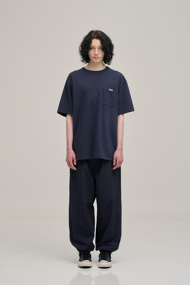 네이비 컬러의 클래식 포켓 티셔츠입니다. 면 소재로 제작되어 봄, 여름 시즌에 편안하게 착용하기 좋으며, 스탠다드핏과 라운드넥 디자인으로 베이직하고 캐주얼한 스타일을 연출합니다. 가볍게 동네 마실을 나가거나 카페에서 여유를 즐길 때 멋스럽게 코디할 수 있습니다. 심플한 무지 디자인에 포켓 디테일을 더해 미니멀하면서도 클래식한 무드를 더했습니다. 반소매 기장으로 활동성이 뛰어나 데일리룩으로 활용하기 좋습니다.
