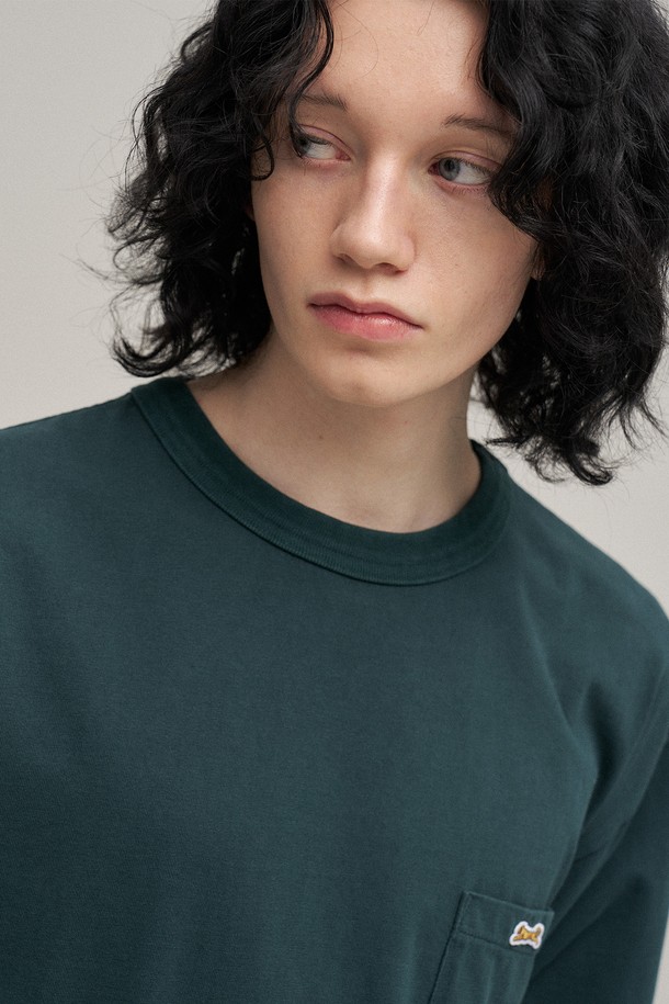 포레스트 컬러의 클래식 포켓 티셔츠입니다. 16수 코튼 100% 소재로 제작되어 부드러운 촉감과 편안한 착용감을 선사합니다. 구김이 적고 세탁 후 복원력이 뛰어나며, 수축이나 변형 없이 오랫동안 깔끔하게 유지됩니다. 스탠다드핏과 라운드넥 디자인으로 어떤 스타일에도 잘 어울리는 베이직하고 캐주얼한 아이템입니다. 톤온톤 포레스트 그린 컬러는 일상은 물론 동네 마실룩에도 자연스럽게 녹아듭니다.
