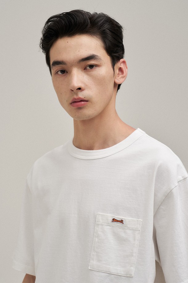 클래식 포켓 티셔츠 (오프 화이트)는 베이직하고 캐주얼한 스타일을 선호하는 남성 고객을 위한 데일리 티셔츠입니다. 부드러운 촉감의 16수 면 100% 소재로 제작되어 편안한 착용감을 제공하며, 봄, 여름 시즌에 적합합니다. 스탠다드핏 라운드넥 디자인에 무지 패턴으로 깔끔함을 더했으며, 포켓 디테일이 포인트입니다. 구김이 적고 세탁 후 복원력이 뛰어나 실용적이며, 수축이나 변형 걱정 없이 오래 입을 수 있습니다. 동네 마실룩, 카페룩 등 편안한 스타일 연출에 제격입니다.
