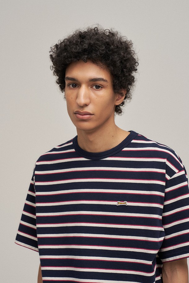 네이비 컬러의 멀티 스트라이프 패턴이 돋보이는 남성용 반팔 티셔츠입니다. 면 100% 소재로 제작되어 부드러운 촉감을 선사하며, 얇은 두께감으로 봄, 여름 시즌에 시원하게 착용하기 좋습니다. 스탠다드핏으로 편안한 착용감을 제공하며, 라운드넥 디자인으로 어떤 스타일에도 잘 어울립니다. 워싱 처리로 자연스러운 멋을 더했으며, 레이어드하여 다양한 스타일을 연출할 수 있습니다. 산책룩, 여행룩 등 캐주얼하고 스포티한 스타일을 즐겨보세요.
