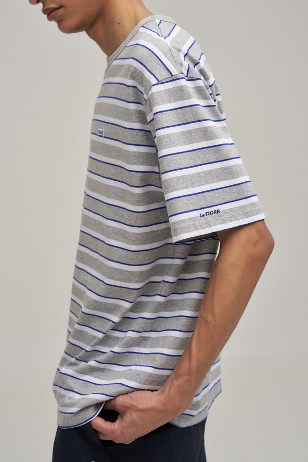 헤더 그레이 컬러의 멀티 스트라이프 반팔 티셔츠입니다. 부드러운 촉감의 면 100% 소재로 제작되어 편안한 착용감을 선사하며, 얇은 두께로 봄, 여름 시즌에 시원하게 입기 좋습니다. 베이직하고 캐주얼한 스타일로, 데일리룩은 물론 동네 마실룩이나 봄 소풍룩으로도 활용하기 좋습니다. 스탠다드 핏에 라운드넥 디자인이며, 워싱 처리로 자연스러운 멋을 더했습니다. 레이어드하여 다양한 스타일을 연출할 수 있는 활용도 높은 아이템입니다.
