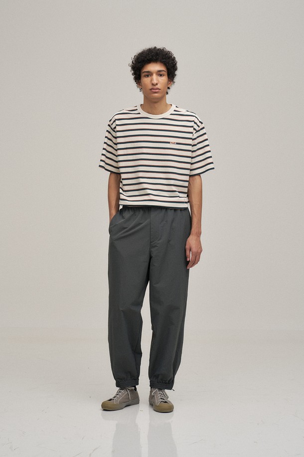 에크루 컬러의 멀티 스트라이프 패턴이 돋보이는 남성용 반팔 티셔츠입니다. 부드러운 촉감의 면 100% 소재로 제작되어 편안한 착용감을 선사하며, 얇은 두께감으로 봄, 여름 시즌에 시원하게 즐길 수 있습니다. 베이직하고 캐주얼한 스타일로, 일상에서 데이트룩, 봄 소풍룩 등 다양한 TPO에 활용하기 좋습니다. 스탠다드 핏과 라운드넥 디자인으로 제작되었으며, 워싱 처리되어 자연스러운 멋을 더합니다. 레이어드하여 더욱 다채로운 스타일링을 연출할 수 있습니다.
