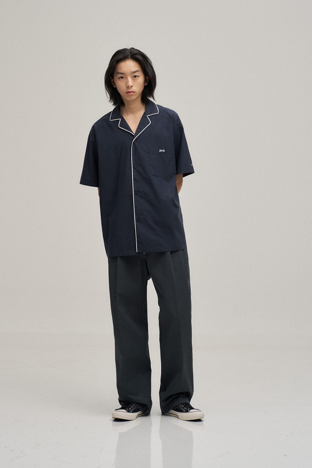 텐셀 파자마 셔츠 (네이비)는 부드러운 촉감의 텐셀 소재로 제작되어 편안한 착용감을 선사합니다. 세미 오버핏으로 제작되어 여유로운 실루엣을 연출하며, 캐주얼, 미니멀, 클래식 스타일을 모두 소화할 수 있습니다. 카라와 앞여밈 부분의 배색 파이핑, 등판 체인 스티치 디테일로 포인트를 더했습니다. 반소매 기장과 얇은 두께로 여름철 집콕룩, 동네 마실룩, 휴가룩 등 다양한 TPO에 활용하기 좋습니다. 네이비 컬러의 로고 패턴으로 심플하면서도 세련된 분위기를 연출합니다.
