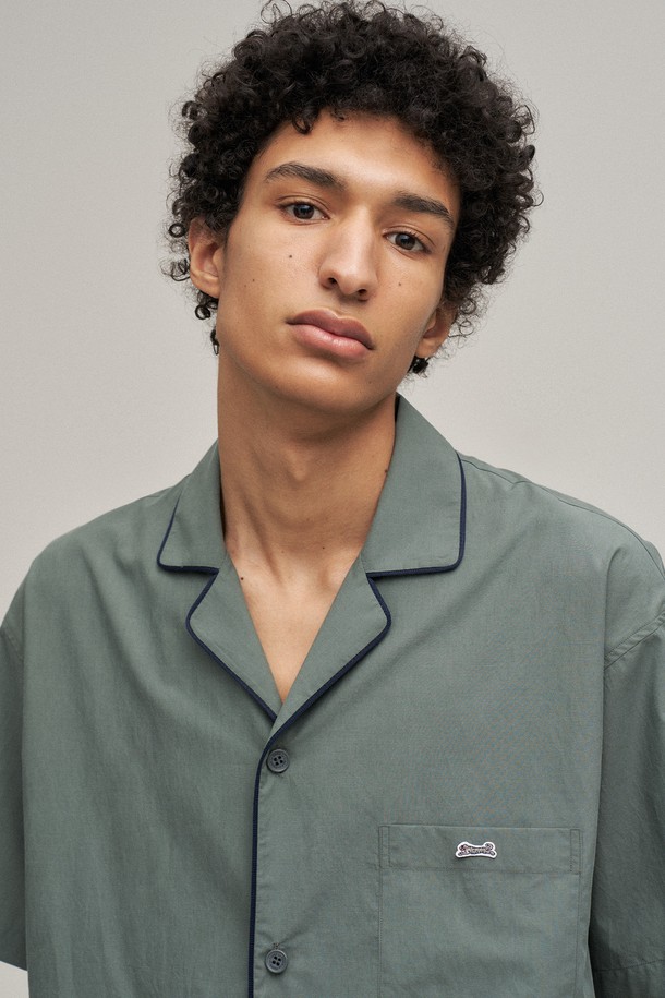 텐셀 파자마 셔츠 (슬레이트 그레이)는 얇은 두께감으로 여름철에도 시원하게 착용 가능한 남성 파자마 셔츠입니다. 부드러운 텐셀 소재를 사용하여 편안한 착용감을 제공하며, 캐주얼, 미니멀, 클래식 스타일을 모두 소화할 수 있습니다. 세미오버핏으로 제작되어 활동성을 높였으며, 파자마 카라와 앞여밈 배색 파이핑, 등판 체인 스티치 디테일로 포인트를 주었습니다. 집콕룩, 동네 마실룩, 휴가룩 등 다양한 TPO에 활용하기 좋은 아이템입니다. 무채색 계열의 슬레이트 그레이 컬러는 어떤 하의와도 잘 어울려 활용도가 높습니다.
