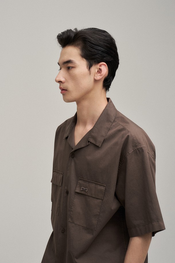 오픈 카라 오버다잉 셔츠 (Mild Brown)는 USA 코튼 100%의 60수 트윌 원단으로 제작되어 부드러운 착용감을 선사합니다. 밀드 브라운 컬러의 셔츠는 가먼트 다잉(Gament Dyeing) 공법으로 빈티지한 무드를 더했으며, 세미 오버핏으로 편안한 착용감을 제공합니다. 여름철, 오픈 카라 디자인과 얇은 두께감으로 시원하게 착용 가능하며, 데이트룩, 카페룩 등 다양한 TPO에 활용할 수 있습니다. 캐주얼, 미니멀, 클래식 스타일을 즐겨 입는 남성분들께 추천하는 아이템입니다.
