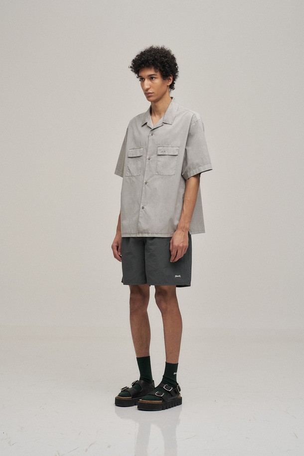 오픈 카라 오버다잉 셔츠 (더스티 그레이)는 남성용 셔츠로, 빈티지하면서도 베이직한 스타일을 연출합니다. 100% USA 코튼 60수 트윌 소재를 사용하여 얇고 가벼운 착용감을 선사하며, 가먼트 다잉 처리로 은은한 색감과 자연스러운 분위기를 더했습니다. 반소매 기장과 세미 오버핏으로 제작되어 여름철 데이트룩, 카페룩 등 캐주얼, 클래식, 미니멀 스타일을 모두 소화하기 좋습니다. 오픈 카라 디자인은 시원한 느낌을 주며, 레귤러 기장으로 어떤 하의와도 잘 어울립니다.
