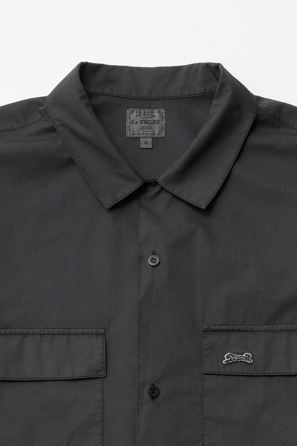 오픈 카라 오버다잉 셔츠 (Almost Black)는 빈티지하고 베이직한 스타일을 선호하는 남성 고객을 위한 셔츠입니다. USA Cotton 100% 60수 트윌 소재로 제작되어 얇고 시원한 착용감을 제공하며, 가먼트 다잉 처리로 은은한 멋을 더했습니다. 오픈 카라 디자인과 반소매 기장으로 여름철 데이트룩, 카페룩 등 캐주얼, 미니멀, 클래식한 스타일을 연출하기에 좋습니다. 세미 오버핏으로 편안하면서도 세련된 핏을 선사합니다. 무지 디자인의 블랙 컬러로 어떤 하의에도 잘 어울려 활용도가 높습니다.
