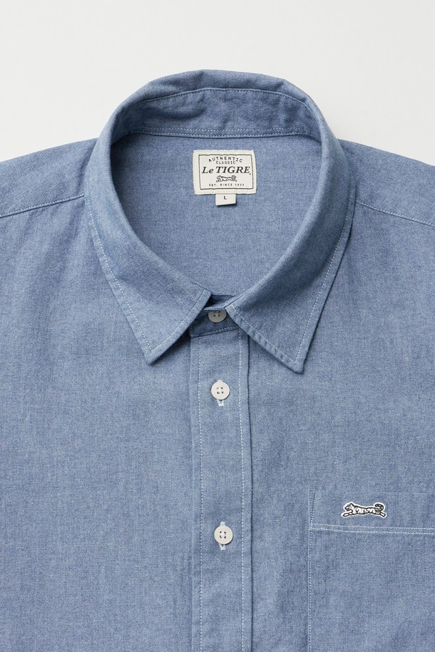 옥스포드 반소매 셔츠 (미드 블루)는 베이직하면서도 캐주얼한 스타일을 연출하는 남성용 셔츠입니다. 봄, 여름 시즌에 적합하며, 스탠다드 핏과 레귤러 기장으로 편안한 착용감을 선사합니다. 면 소재로 제작되어 얇고 시원하며, 데이트룩이나 카페룩에 잘 어울립니다. 가슴 포켓에 로고 자수 디테일, 르티그레 레터링 로고가 각인된 단추로 디자인 포인트를 더했습니다. 미니멀하고 클래식한 무드를 선호하는 분들께 추천합니다.
