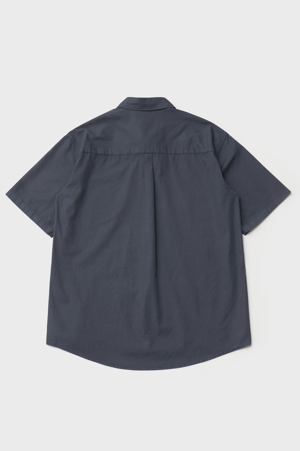 네이비 컬러의 옥스포드 반소매 셔츠입니다. 부드러운 촉감의 40수 면 옥스포드 원단을 사용하여 편안한 착용감을 선사하며, 베이직하고 빈티지한 스타일을 연출합니다. 차이나 칼라 디자인에 스탠다드 핏으로 제작되었으며, 가먼트다잉(Garment Dyeing) 처리를 통해 자연스러운 색감과 빈티지한 매력을 더했습니다. 얇은 두께감으로 봄, 여름철에 시원하게 입을 수 있으며, 포켓 디테일이 실용성을 더했습니다. 데이트룩, 동네 마실룩, 카페룩 등 다양한 TPO에 캐주얼, 클래식, 미니멀 스타일로 활용하기 좋습니다.
