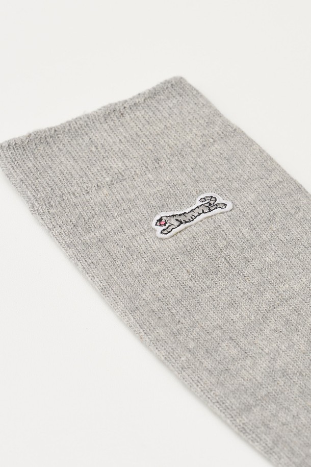 헤리티지 리브드 삭스 (헤더 그레이)는 면 소재로 제작되어 사계절 내내 착용하기 좋은 두꺼운 두께의 양말입니다. 골지 패턴에 신축성이 더해져 편안한 착용감을 선사하며, 측면 르티그레 호랑이 자수와 발바닥 르티그레 아트웍 프린팅으로 포인트를 더했습니다. 더블 실린더 기계 작업과 144침 삭스로 제작되어 높은 퀄리티를 자랑하며, 캐주얼, 미니멀, 클래식 스타일의 옷차림에 잘 어울립니다. 동네 마실룩, 집콕룩, 산책룩 등 다양한 TPO에 활용하여 스타일리시함을 더해보세요.
