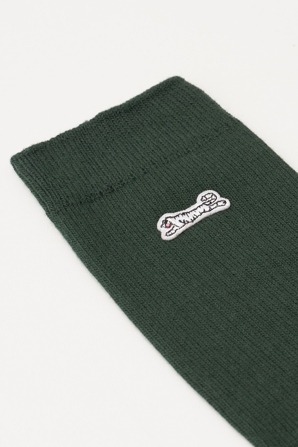 포레스트 컬러의 헤리티지 골지 양말입니다. 면 소재로 제작되어 사계절 내내 착용 가능하며, 두꺼운 두께감으로 편안한 착용감을 제공합니다. 측면에 호랑이 자수, 발바닥 아트웍 프린팅, 그리고 더블 실린더 기계 작업과 144침 삭스로 섬세하게 제작되었습니다. 신축성이 뛰어나 활동성을 보장하며, 캐주얼, 미니멀, 클래식 스타일의 옷차림에 잘 어울립니다. 동네 마실룩, 산책룩, 집콕룩 등 다양한 TPO에 활용해보세요.
