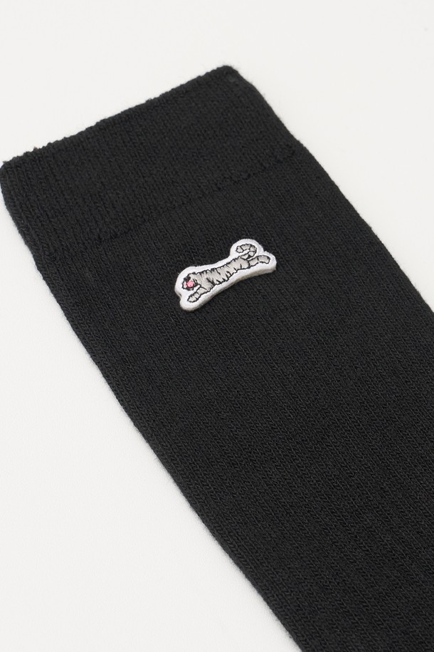 헤리티지 골지 양말 (블랙)은 사계절용 공용 양말로, 캐주얼, 미니멀, 스트리트 스타일을 즐기는 분들께 추천합니다. 두꺼운 두께감의 면 소재로 제작되어 편안한 착용감을 선사하며, 신축성이 뛰어나 활동성을 보장합니다. 측면 호랑이 자수 와펜과 발바닥 아트웍 프린팅, 골지 패턴, 로고 디자인으로 포인트를 더했습니다. 더블 실린더 기계 작업과 144침 삭스로 제작되어, 섬세하고 튼튼한 내구성을 자랑하는 데일리 양말입니다.
