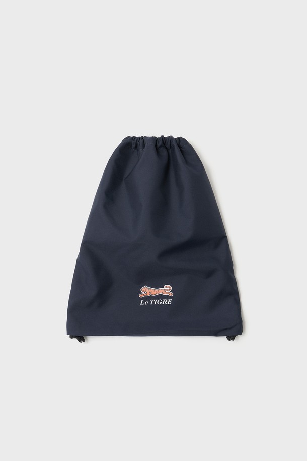 네이비 컬러의 짐 로고 드로우 스트링 짐색입니다. 나일론 소재로 제작되어 튼튼하며, 미디엄 사이즈로 피트니스 및 일상에서 활용하기 좋습니다. 사각 형태에 로고 프린트와 레터링 디자인으로 포인트를 주었으며, 전면 지퍼 수납공간과 후면 레터링 전사 프린트가 특징입니다. 스트링 길이 조절이 가능하며, 조임용 끈과 지퍼형 잠금 방식으로 내용물을 안전하게 보관할 수 있습니다. 가로 38.5cm, 세로 47cm의 넉넉한 수납공간으로, 스포티하고 미니멀한 피트니스룩을 연출하기에 적합합니다.
