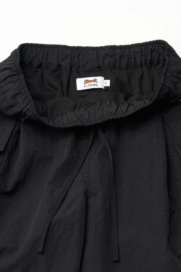 모던 카고 쇼츠 (블랙)는 편안함과 스타일을 모두 갖춘 남성용 반바지입니다. 나일론 소재로 제작되어 부드러운 촉감과 와이드 핏, 루즈핏으로 편안한 착용감을 선사합니다. 허리 스트링과 아웃포켓 디자인, 로고 장식, 선그립 디테일이 특징이며, 일상 및 캐주얼, 여행이나 휴가룩으로 활용하기 좋습니다. 봄, 여름 시즌에 어울리는 블랙 컬러의 무지 반바지로, 스트릿, 캐주얼, 시티보이 스타일을 연출하기에 좋습니다. 밴딩 처리로 편안하게 착용할 수 있습니다.
