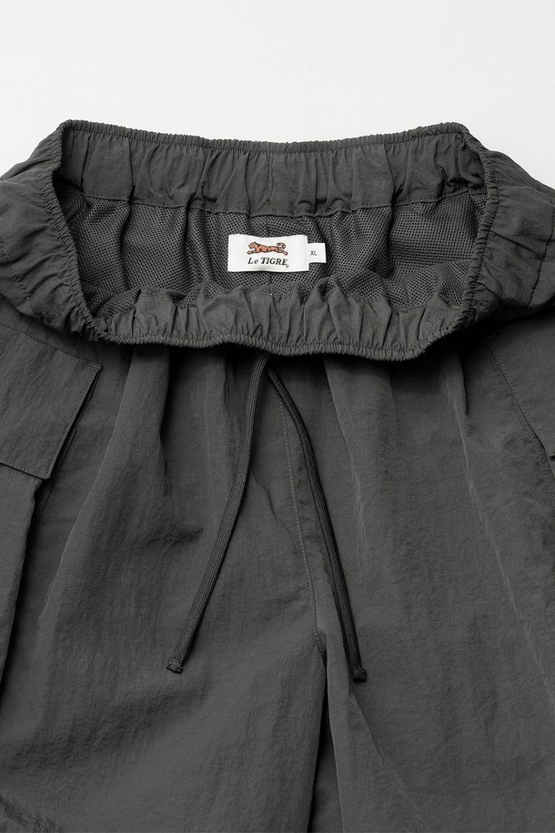 모던 카고 쇼츠 (프로스트 그레이)는 시원하고 편안한 여름 스타일을 위한 완벽한 선택입니다. 루즈핏 와이드 실루엣에 부드러운 나일론 소재를 사용하여 편안한 착용감을 선사하며, 허리 스트링과 밴딩 처리로 활동성을 높였습니다. 톤온톤의 무지 디자인에 아웃포켓과 로고 와펜, 로고 자수 디테일로 스트릿 무드를 더했습니다. 캐주얼, 스트리트, 미니멀 스타일을 즐기는 남녀 모두에게 어울리며, 일상, 여행, 휴가 등 다양한 TPO에 활용하기 좋습니다.

