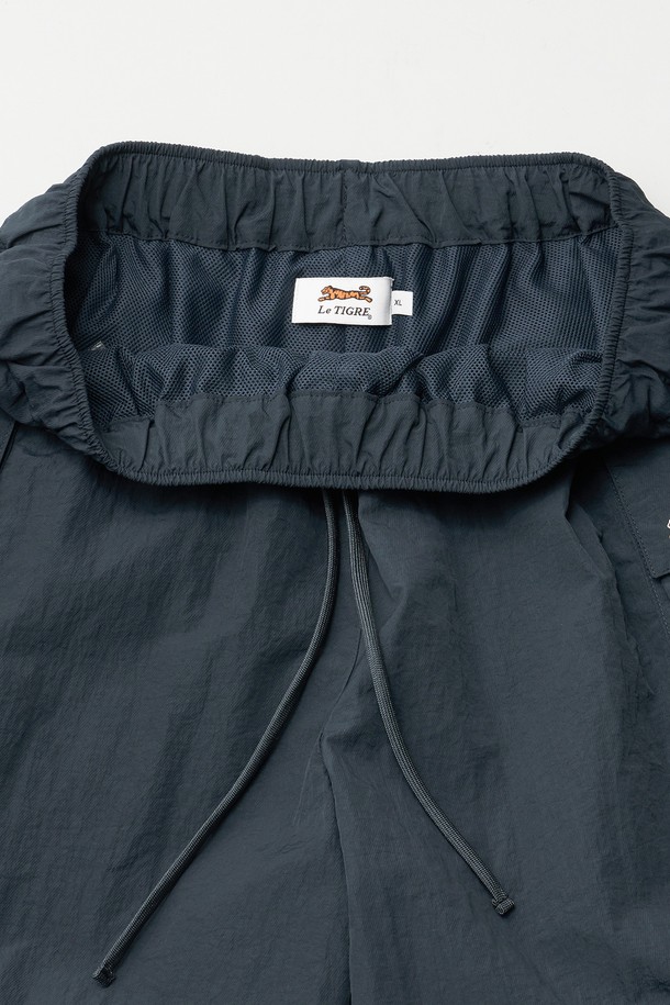 모던 카고 쇼츠 (라이트 네이비)는 남성 여름 패션을 위한 완벽한 선택입니다. 부드러운 나일론 소재의 와이드핏 반바지로, 캐주얼 및 스포티 스타일을 연출합니다. 허리 스트링과 아웃포켓, 로고 와펜 및 자수 디테일이 돋보이며, 밴딩 처리로 편안한 착용감을 제공합니다. 휴가룩, 여행룩 등 다양한 TPO에 미니멀한 스타일을 더해 개성 있는 코디를 완성해보세요. 일상 속에서도 스타일리시함을 놓치지 않도록 디자인되었습니다.
