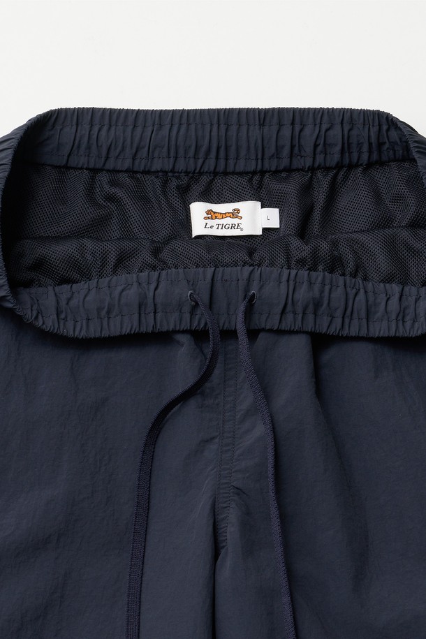 Breeze easy shorts (네이비)는 남성용 트랙 쇼츠입니다. 네이비 컬러의 숏 기장으로, 여름철 스포츠 활동과 일상복으로 활용하기 좋습니다. 얇고 바스락거리는 나일론 소재에 메쉬 안감을 더해 통기성을 높였으며, 여유로운 핏으로 편안하게 착용할 수 있습니다. 밴딩 허리, 납작 스트링, 호랑이 고무 와펜, 후면 톤온톤 자수 디테일이 돋보이며, 스포티, 캐주얼, 미니멀 스타일을 연출하기 좋습니다. 러닝룩, 휴가룩, 여름 바캉스룩에 매치하여 시원하고 스타일리시한 여름을 보내세요.
