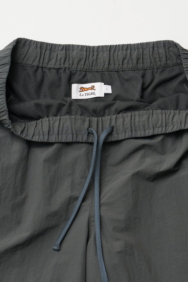 "Breeze easy shorts (카키 그레이)"는 여름철 일상 및 스포츠 활동에 적합한 남성용 트랙 쇼츠입니다. 얇고 바스락거리는 나일론 소재로 제작되어 통기성이 뛰어나고, 루즈핏으로 편안한 착용감을 제공합니다. 스포티, 캐주얼, 미니멀한 스타일을 연출하며, 휴가룩, 여행룩, 피트니스룩 등 다양한 TPO에 활용 가능합니다. 밴딩 처리와 납작 스트링으로 허리 조절이 용이하며, 호랑이 고무 와펜과 후면 톤온톤 직자수 디테일이 특징입니다. 숏 기장으로 시원하고 활동적인 느낌을 더했습니다.
