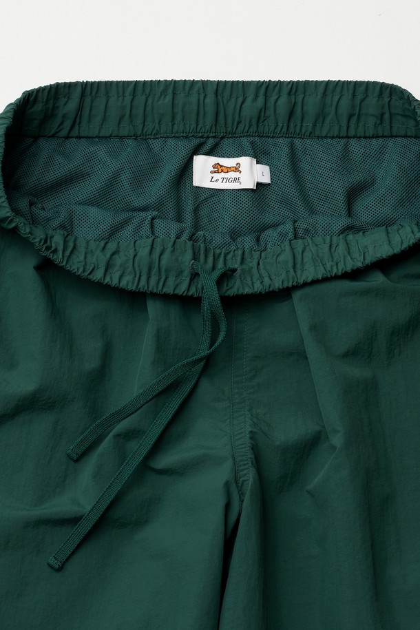 Breeze easy shorts (켈리 그린)은 편안함과 스타일을 모두 갖춘 트랙 쇼츠입니다. 톡톡튀는 켈리 그린 컬러와 숏 기장으로 시원하고 활동적인 여름 스타일을 연출합니다. 루즈핏으로 제작되어 활동성을 높였으며, 바스락거리는 촉감의 소재와 메쉬 안감으로 통기성을 강화했습니다. 허리 밴딩과 납작 스트링 디테일로 편안한 착용감을 제공하며, 호랑이 고무 와펜과 후면 톤온톤 직자수 로고가 빈티지하고 스포티한 무드를 더합니다. 휴가룩이나 캐주얼한 일상, 스포츠 활동 시 활용하기 좋습니다.
